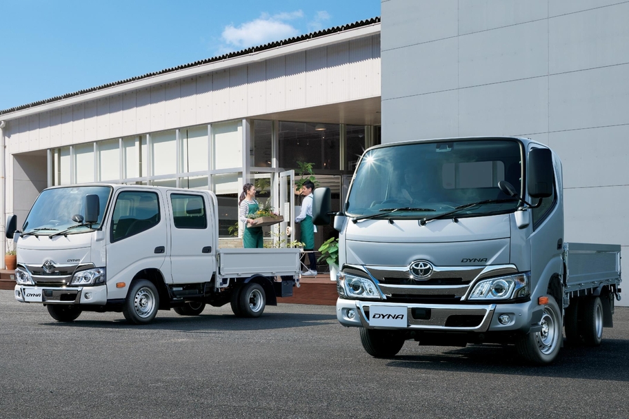 写真左:ダブルキャブ・2WD・ジャストロー・木製デッキ・1.0トン積・2.0Lガソリン車