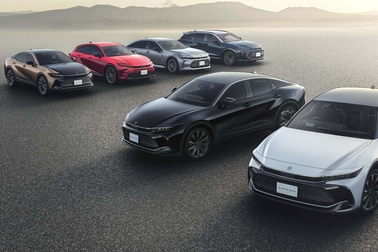(前列右):特別仕様車 CROSSOVER RS “THE 70th” (ベース車両はCROSSOVER RS)