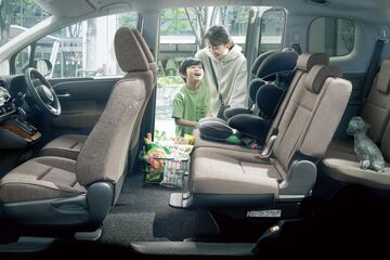 【モデル入り素材】Z（ハイブリッド・2WD・7人乗り）