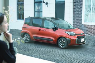 【モデル入り素材】Z（ガソリン・7人乗り）